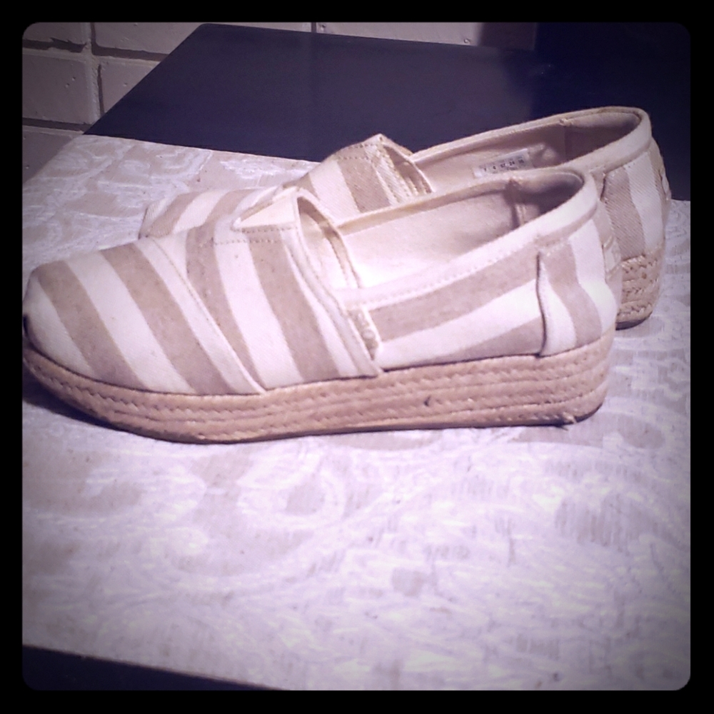SOLD! Bob's size 7 Skechers foam canvas wedges - Picture 1 of 5